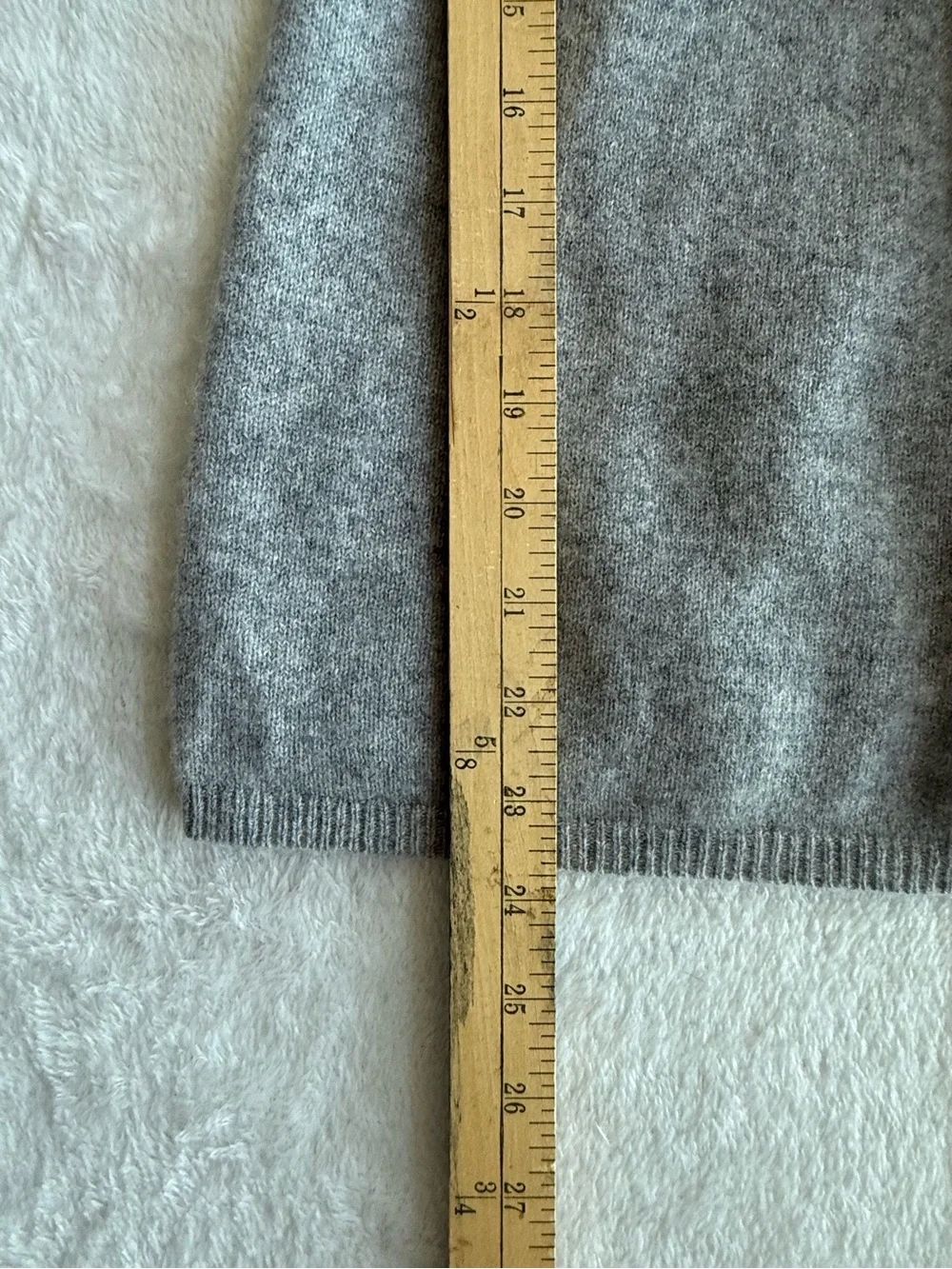 Vince Gray Cashmere Blend-Feel Sweater Women’s Small Short Sleeve Soft V-Neck